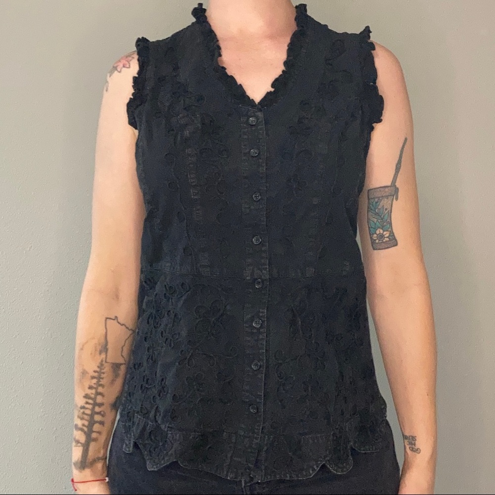 gretty zueger black/gray denim sleeveless embroidered v-neck button up